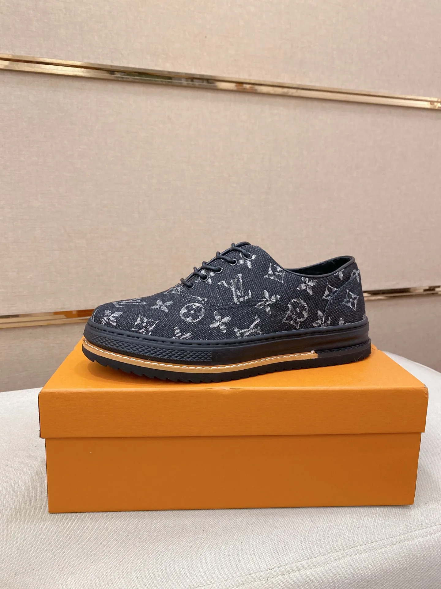 Men's shoes💰 420💰Louis Vuitton (Louis Vuitton/LV) top 🔍🔍 new models are on sale at the same time, the upper 🇮🇹 imported first-layer cowhide from Italy, fully imported sheepskin lining 💪💪, completely 1⃣️ to 1 ⃣️Re-engraved🇮🇹💪💪, ⚠Sole: The original sole is specially provided by the original factory, the exclusive movable molded sole is super comfortable, ⚠The original factory follows the order, 🔍🔍high quality, you can enter and exit the counter at will, welcome to compare⚠. Code number:38-44